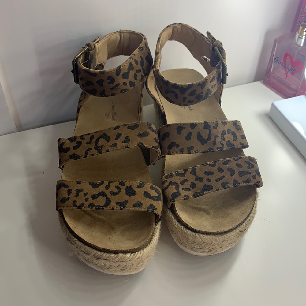 Target platform sandals